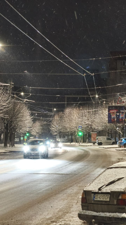 Різдвяна казка: Чернівці вперше засипало снігом