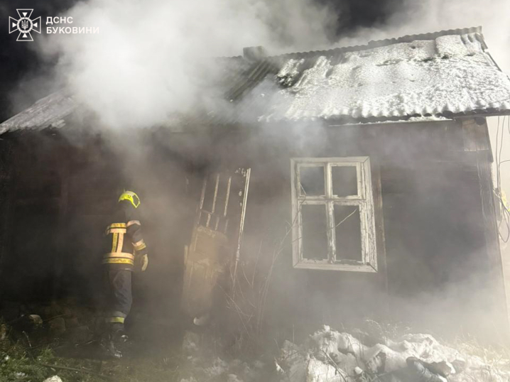 У полум'ї травмувався чоловік: на Буковині за добу трапилося 6 пожеж