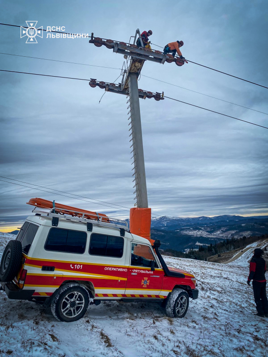 В Карпатах 80 дорослих та дітей застрягли на підйомнику на гору Захар Беркут