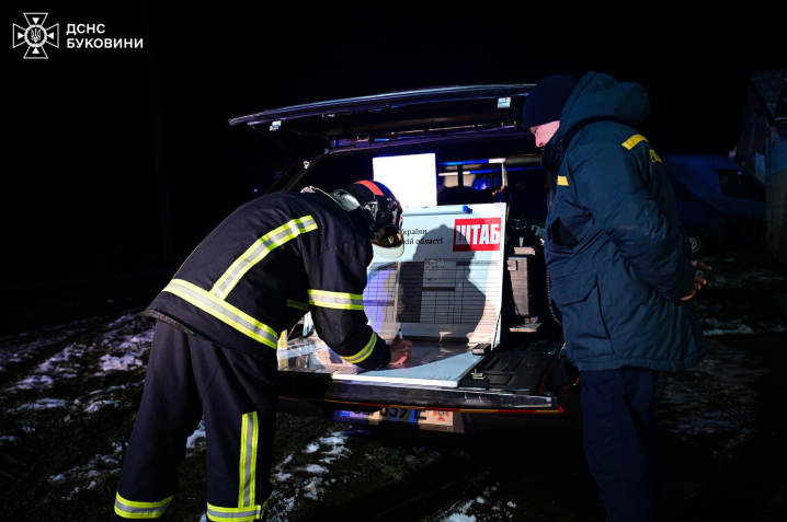 Загинуло 5 тисяч курей: вночі на Буковині вщент згоріла птахоферма (ФОТО)