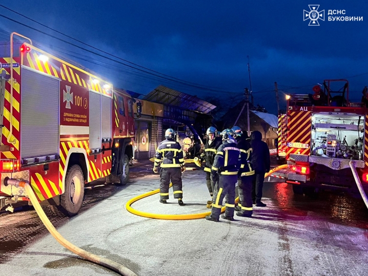 На Буковині горів великий продуктовий магазин (ФОТО)