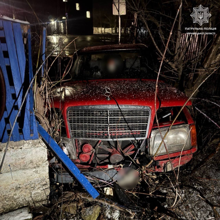 Уночі на вулиці Ярослава Мудрого у Чернівцях Mercedes врізавсь в огорожу