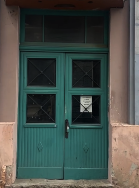 Блакитні, червоні, жовті. Віталій Москалюк про секрети, які ховають старовинні двері у Чернівцях