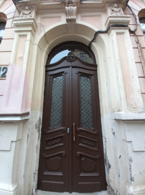 Блакитні, червоні, жовті. Віталій Москалюк про секрети, які ховають старовинні двері у Чернівцях