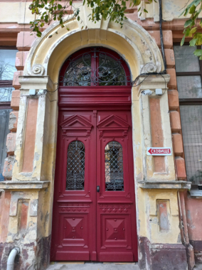 Блакитні, червоні, жовті. Віталій Москалюк про секрети, які ховають старовинні двері у Чернівцях