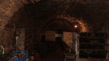 На Хмельниччині чоловік використовує неоготичну будівлю XVIII століття як хлів для свиней і картоплі