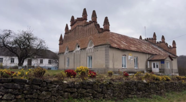 На Хмельниччині чоловік використовує неоготичну будівлю XVIII століття як хлів для свиней і картоплі