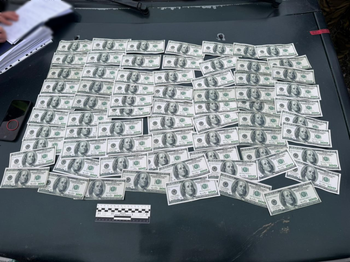 На Буковині двоє жителів Кам’янець-Подільського за 8000 доларів переправляли чоловіка через кордон На Буковині двоє жителів Кам’янець-Подільського за 8000 доларів переправляли чоловіка через кордон