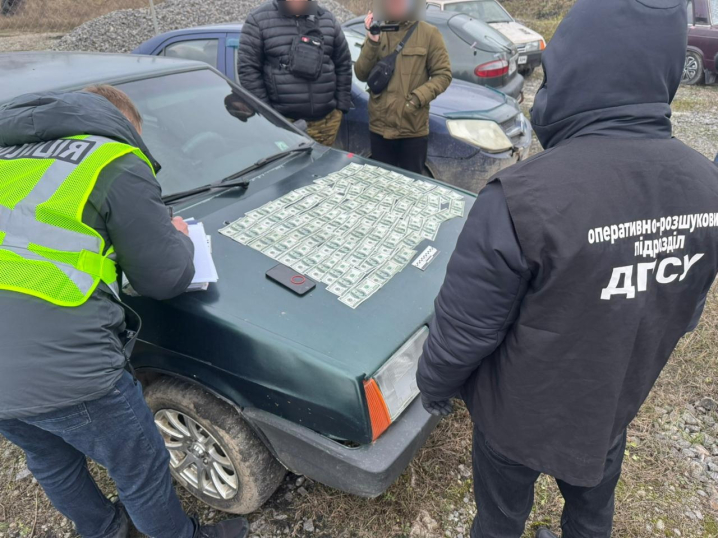 На Буковині двоє жителів Кам’янець-Подільського за 8000 доларів переправляли чоловіка через кордон На Буковині двоє жителів Кам’янець-Подільського за 8000 доларів переправляли чоловіка через кордон