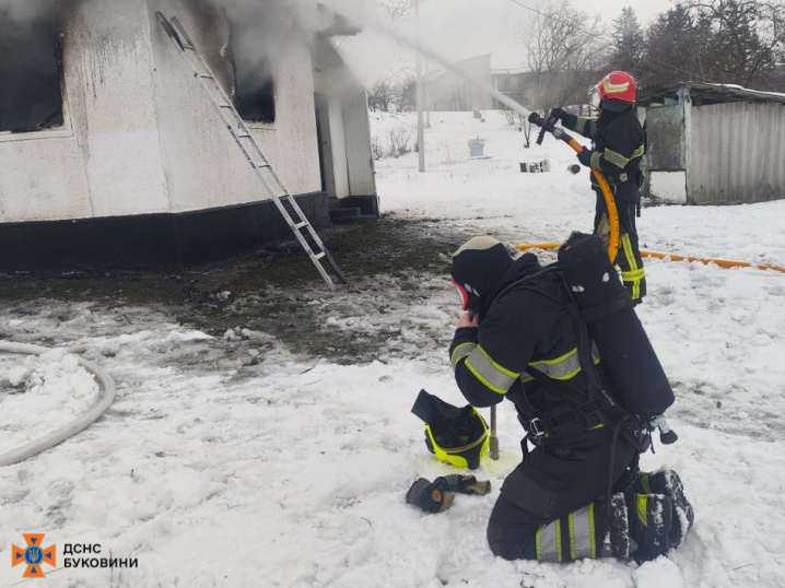 На Буковині спалахнув житловий будинок. Сусіди врятували з пожежі жінку