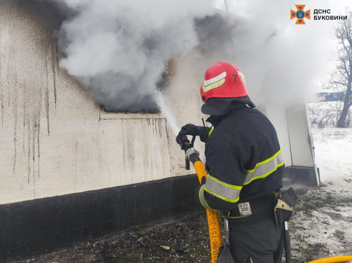 На Буковині спалахнув житловий будинок. Сусіди врятували з пожежі жінку