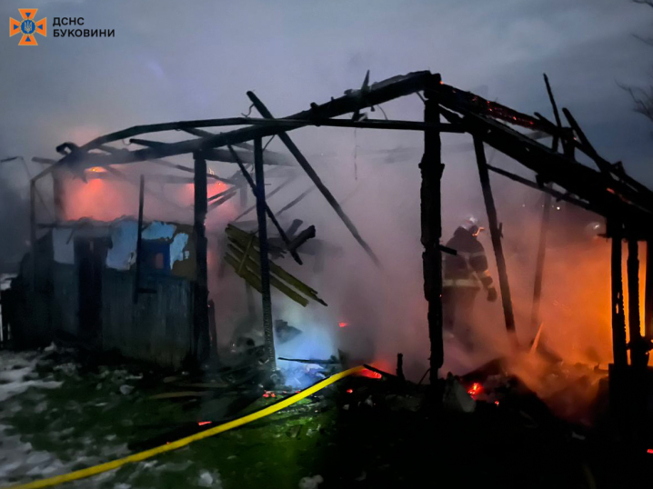 На Буковині спалахнув житловий будинок. Сусіди врятували з пожежі жінку