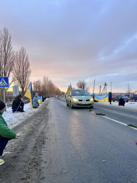 На Сокирянщині навколішки зустріли загиблого захисника Віталія Антонюка