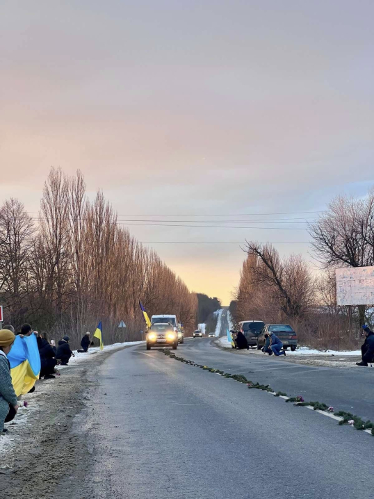 На Сокирянщині навколішки зустріли загиблого захисника Віталія Антонюка