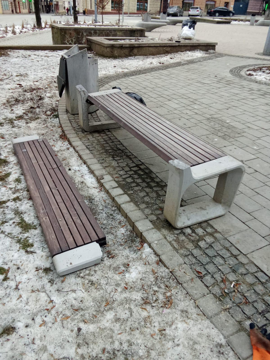 У Чернівцях вандали зламали лавку у сквері біля пам’ятника Емінеску