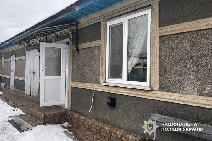 На Буковині 82-річний дідусь під час застілля напав з ножем на односельчанина