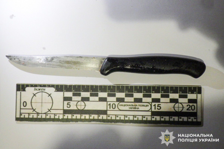 Зарізали й утекли: у Чернівцях поліція затримала підозрюваних у вбивстві жінки Зарізали й утекли: у Чернівцях поліція затримала підозрюваних у вбивстві жінки