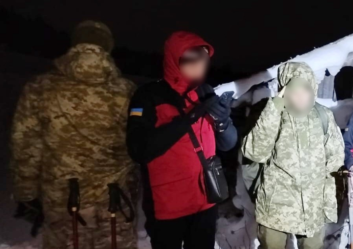 Чернівецькі прикордонники врятували в горах знесиленого чоловіка, який прямував до Румунії Чернівецькі прикордонники врятували в горах знесиленого чоловіка, який прямував до Румунії