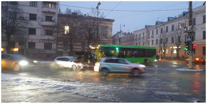 На перехресті Садової та Головної автобус зіткнувся з легковиком