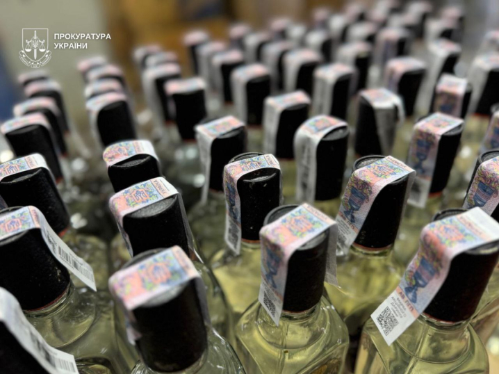 Сурогат на ринку: чернівчанина судитимуть за збут контрафактного алкоголю