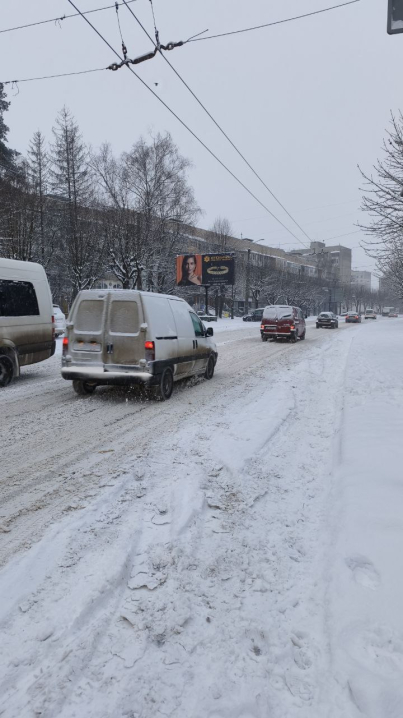 Чернівці замело снігом: фото засніженого ранкового міста (ФОТО)