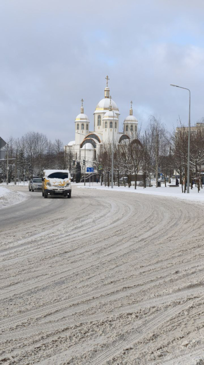 Чернівці замело снігом: фото засніженого ранкового міста (ФОТО)