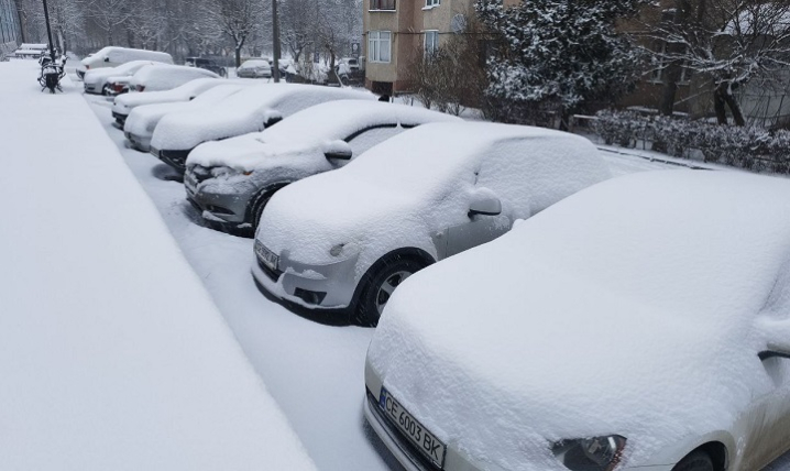 Чернівці замело снігом: фото засніженого ранкового міста (ФОТО)