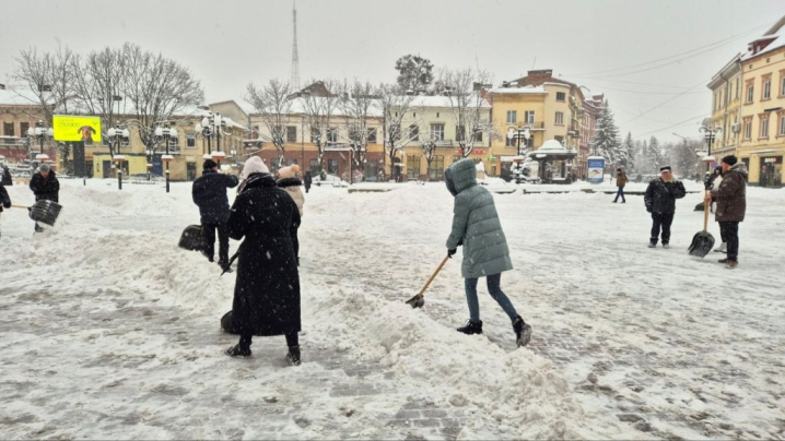 Мер Івано-Франківська Марцінків вивів чиновників на прибирання снігу у місті