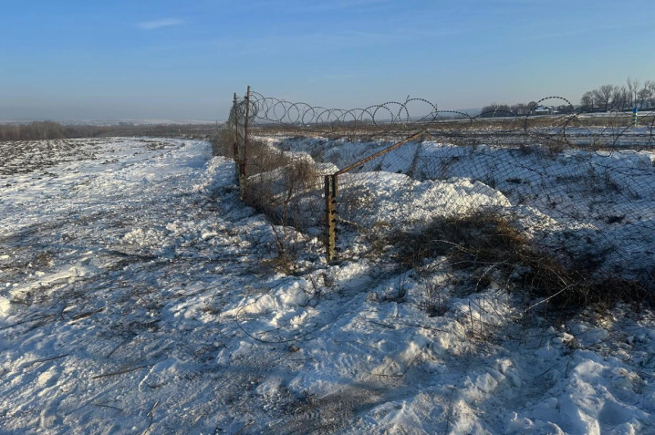 На Буковині водій з шістьома людьми у авто намагався прорватися через кордон до Румунії На Буковині водій з шістьома людьми у авто намагався прорватися через кордон до Румунії