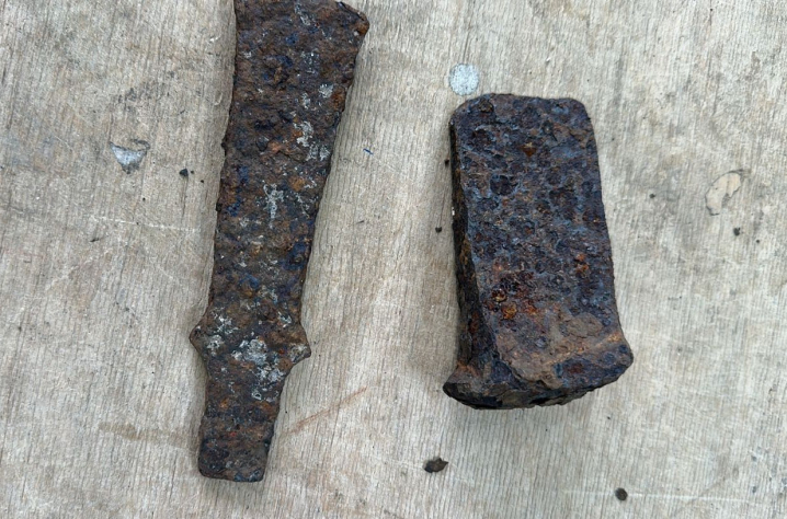 На кордоні з Румунією у чоловіка вилучили колекцію історичних артефактів