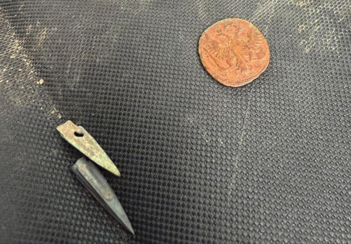 На кордоні з Румунією у чоловіка вилучили колекцію історичних артефактів