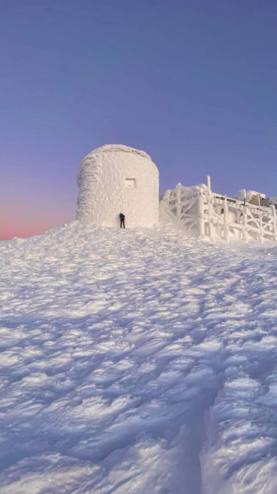Вершина гори Піп Іван обледеніла неймовірними морозними візерунками