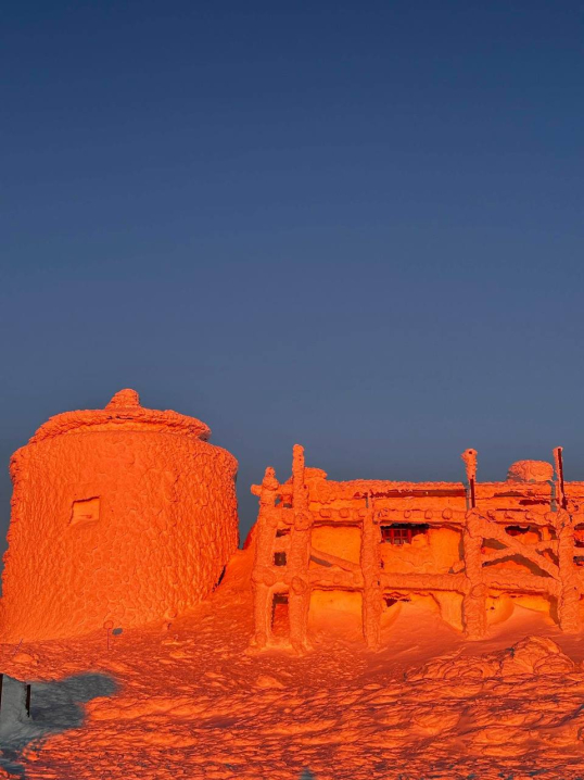 Вершина гори Піп Іван обледеніла неймовірними морозними візерунками