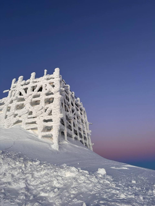 Вершина гори Піп Іван обледеніла неймовірними морозними візерунками