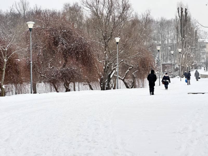 У Чернівцях панує зима. Ранкові фото засніженого міста