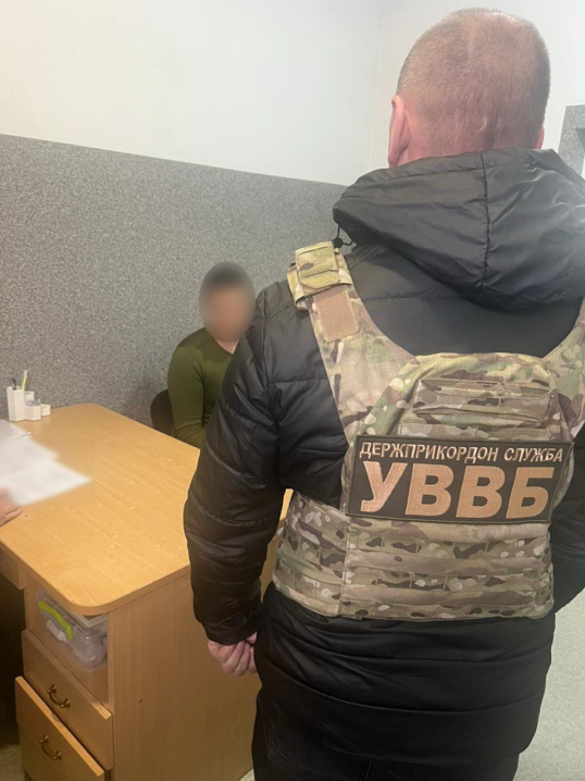 На Буковині затримали двох посадовців ТЦК, які за 8 тисяч доларів переправляли чоловіків за кордон
