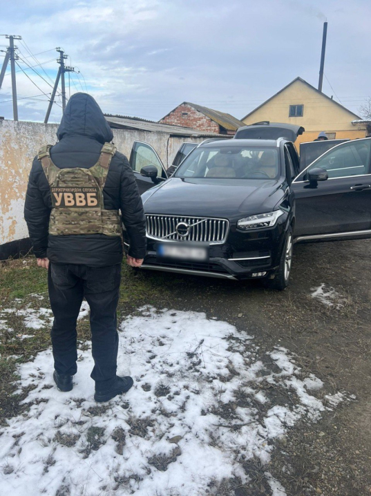 На Буковині затримали двох посадовців ТЦК, які за 8 тисяч доларів переправляли чоловіків за кордон