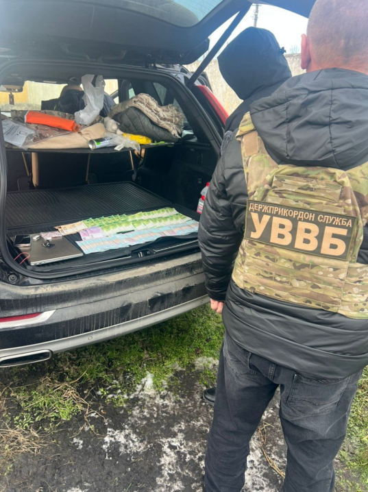 На Буковині затримали двох посадовців ТЦК, які за 8 тисяч доларів переправляли чоловіків за кордон