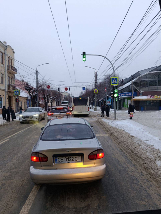 На Героїв Майдану застряг 23 автобус: утворився затор