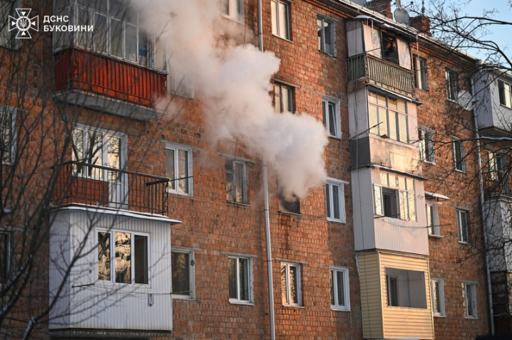 У Чернівцях на пожежі в багатоповерхівці вогнеборці врятували жінку та її доньку