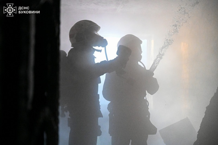 У Чернівцях на пожежі в багатоповерхівці вогнеборці врятували жінку та її доньку