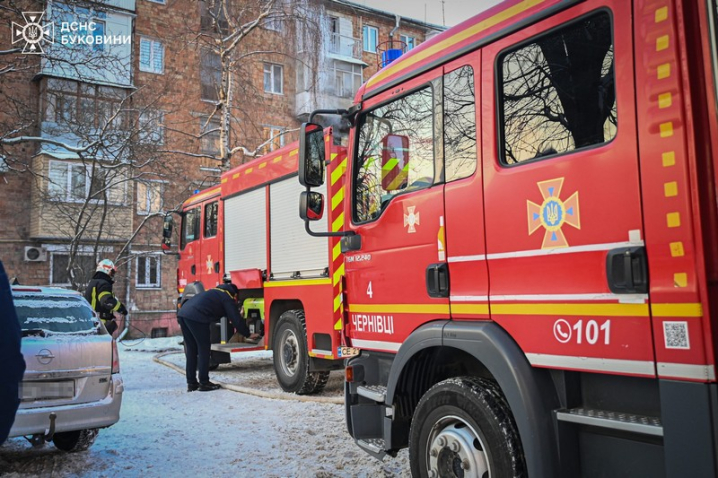 У Чернівцях на пожежі в багатоповерхівці вогнеборці врятували жінку та її доньку