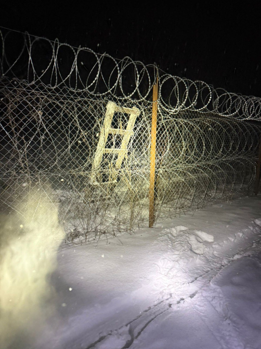 Пішов під лід: на Буковині врятували чоловіка, який хотів потрапити у Румунію