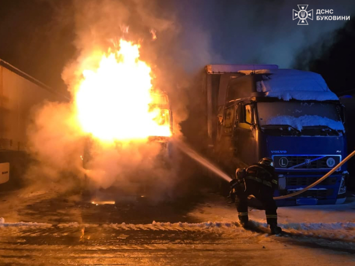 Неподалік Чернівців на стоянці загорілася фура