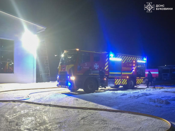 Неподалік Чернівців на стоянці загорілася фура