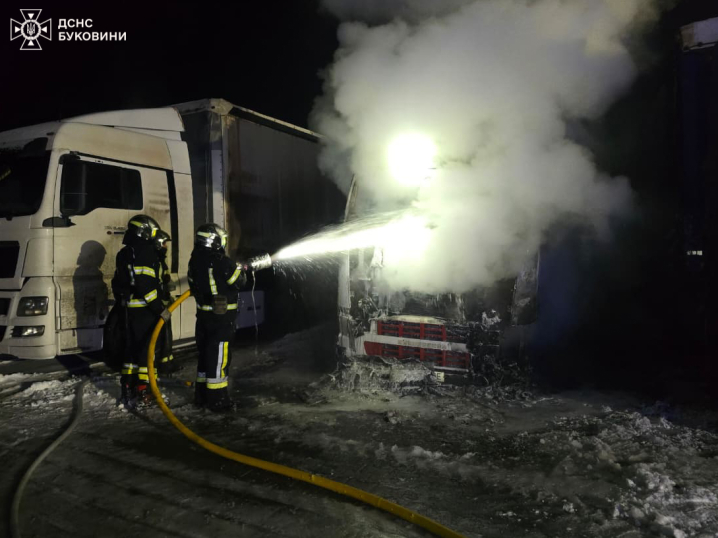 Неподалік Чернівців на стоянці загорілася фура