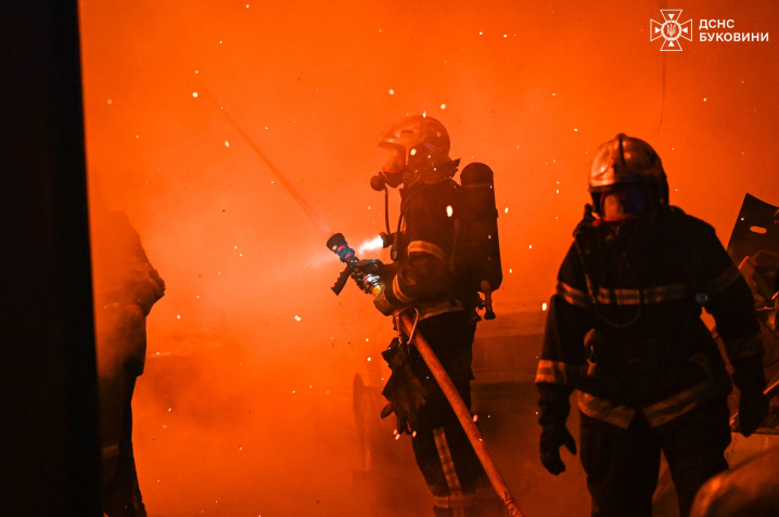 У Чернівцях у масштабній пожежі в гаражі згоріла техніка: чи вдалося врятувати автівки