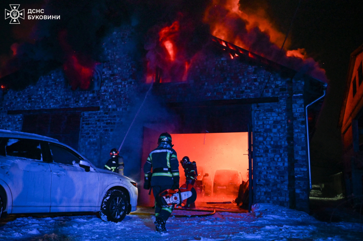 У Чернівцях у масштабній пожежі в гаражі згоріла техніка: чи вдалося врятувати автівки