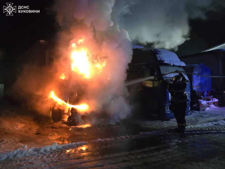 У Чернівцях у масштабній пожежі в гаражі згоріла техніка: чи вдалося врятувати автівки