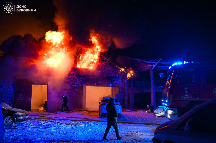 У Чернівцях у масштабній пожежі в гаражі згоріла техніка: чи вдалося врятувати автівки